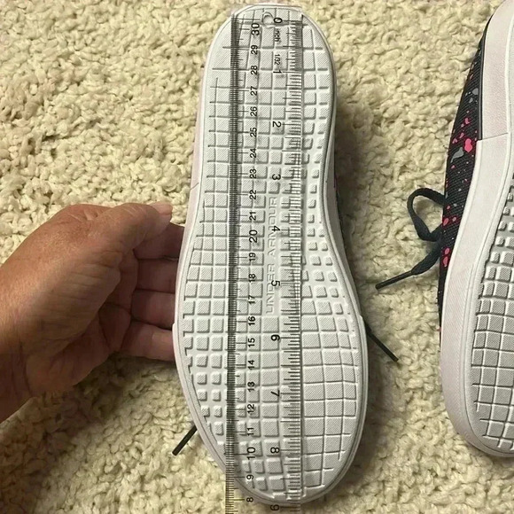 GIRLS UNDER ARMOUR KED LIKE SHOES SIZE 3 NWT - Picture 12 of 13